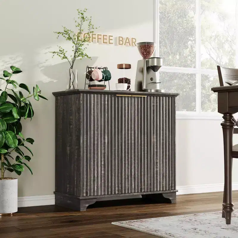 Mobile buffet con ante a listelli, mobile da cucina in stile rustico con ripiani regolabili, moderno mobile bar per la casa, rovere naturale