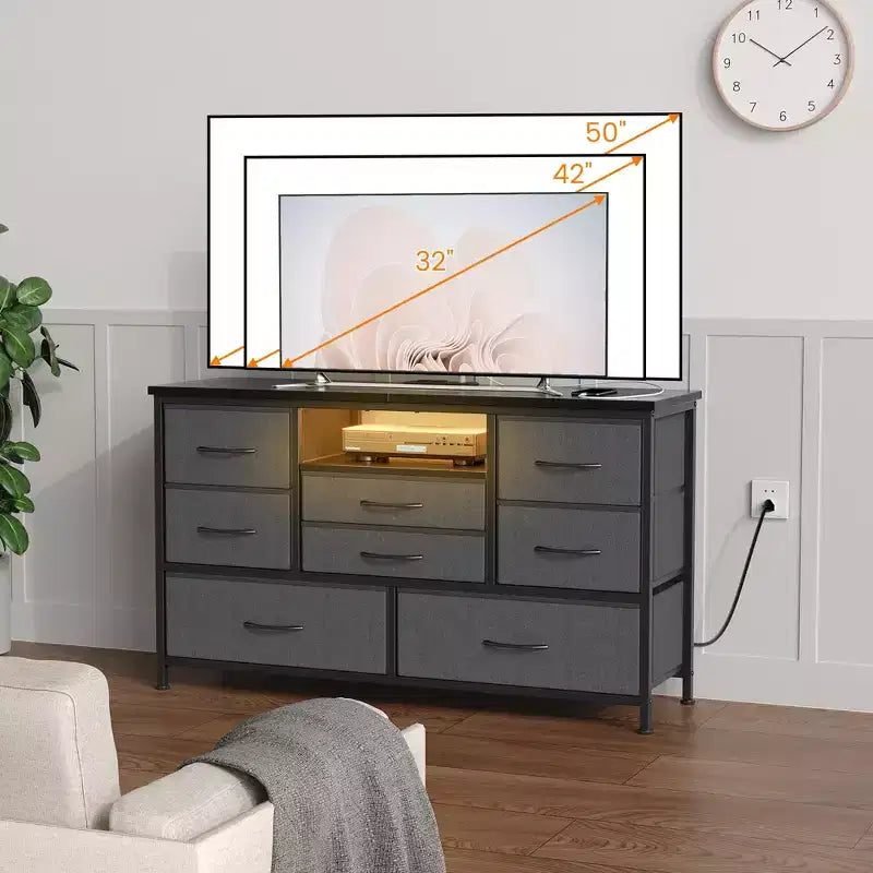 Mobile TV con prese di corrente e luci a LED per TV da 55'', centro di intrattenimento a 8 cassetti, cassettiera in tessuto con piano in legno, nero