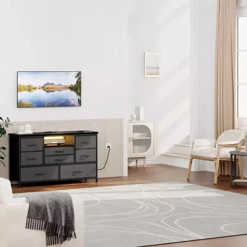 Mobile TV con prese di corrente e luci a LED per TV da 55'', centro di intrattenimento a 8 cassetti, cassettiera in tessuto con piano in legno, nero