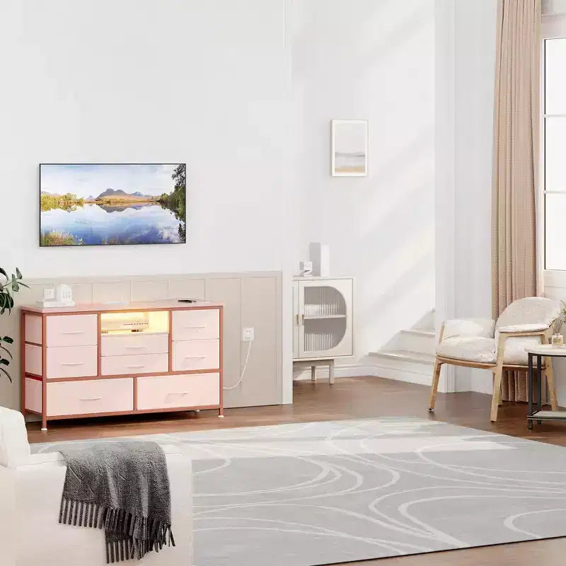 Mobile TV con prese di corrente e luci a LED per TV da 55'', centro di intrattenimento a 8 cassetti, cassettiera in tessuto con piano in legno, nero