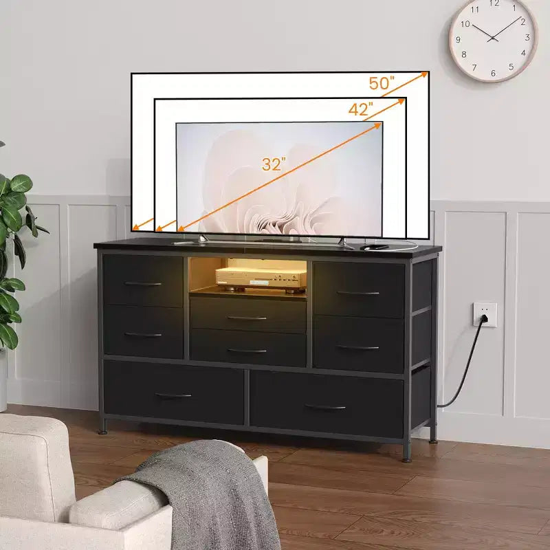 Mobile TV con prese di corrente e luci a LED per TV da 55'', centro di intrattenimento a 8 cassetti, cassettiera in tessuto con piano in legno, nero