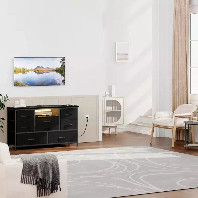 Mobile TV con prese di corrente e luci a LED per TV da 55'', centro di intrattenimento a 8 cassetti, cassettiera in tessuto con piano in legno, nero