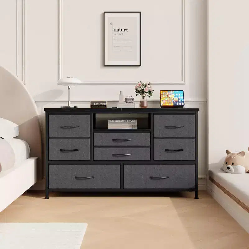 Mobile TV con prese di corrente e luci a LED per TV da 55'', centro di intrattenimento a 8 cassetti, cassettiera in tessuto con piano in legno, nero