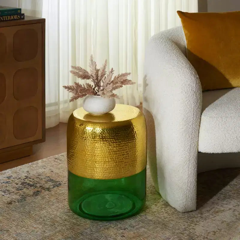 Tavolino rotondo d'appoggio, piano martellato color oro champagne con base in vetro verde