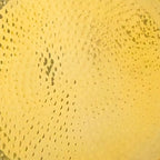 Tavolino rotondo d'appoggio, piano martellato color oro champagne con base in vetro verde