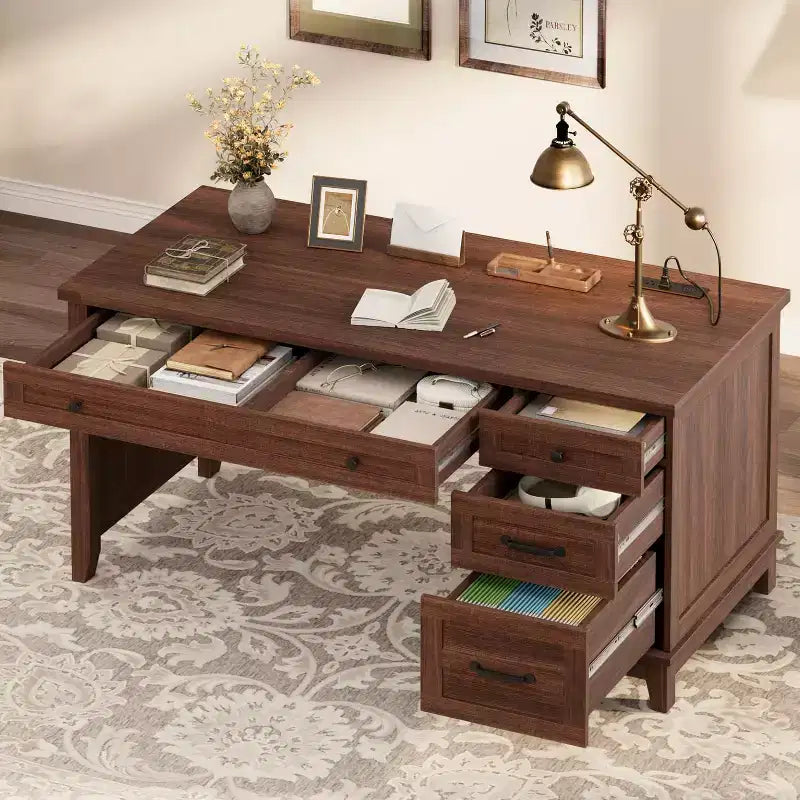 Scrivania Direzionale con Cassetti, Scrivania da Ufficio Rustica con Stazione di Ricarica, Scrivania per Computer in Legno da 136 cm con Contenitore per Documenti