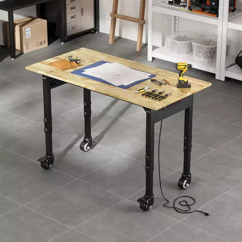 Banco da Lavoro Robusto con Presa Elettrica, Piano in Legno Regolabile in Altezza, Tavolo da Lavoro Mobile per Garage e Officina