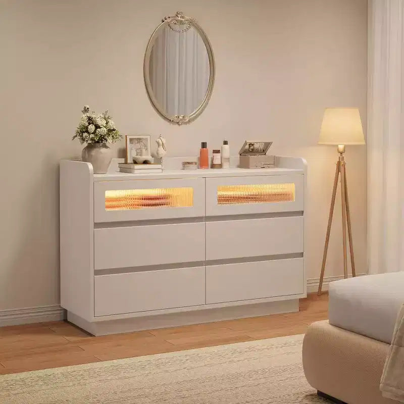 Cassettiera moderna a 6 cassetti con luci LED integrate, larghezza 119 cm. Cassettiera contenitore in legno bianco per camera da letto, soggiorno o ingresso.