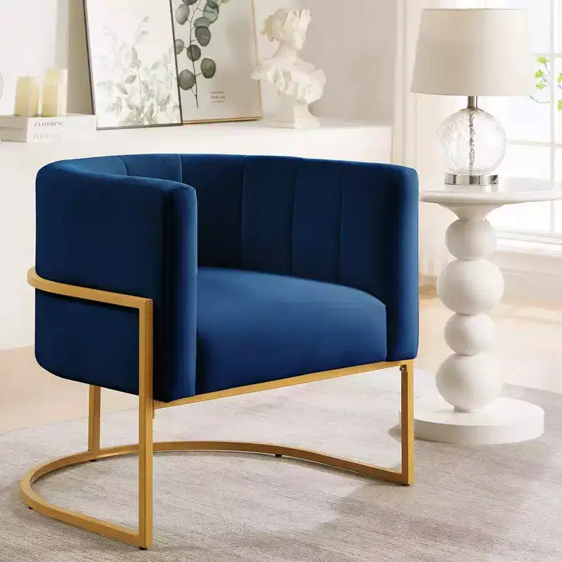 Poltrona in velluto con cuscino, base in metallo dorato, sedia da trucco imbottita con schienale curvo
