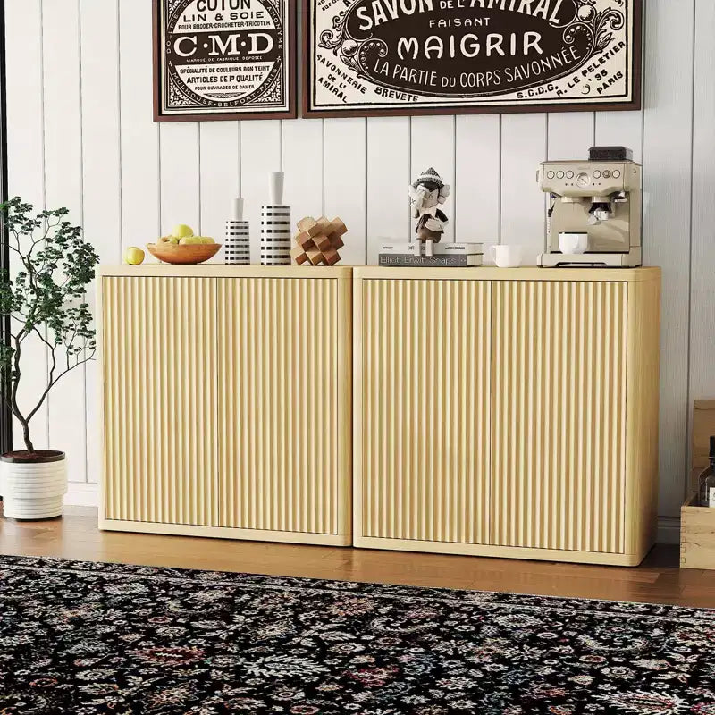 Credenza a buffet a 3 ripiani con mensole regolabili e ante a scanalature, capacità 100 kg, mobiletto contenitore per cucina e soggiorno