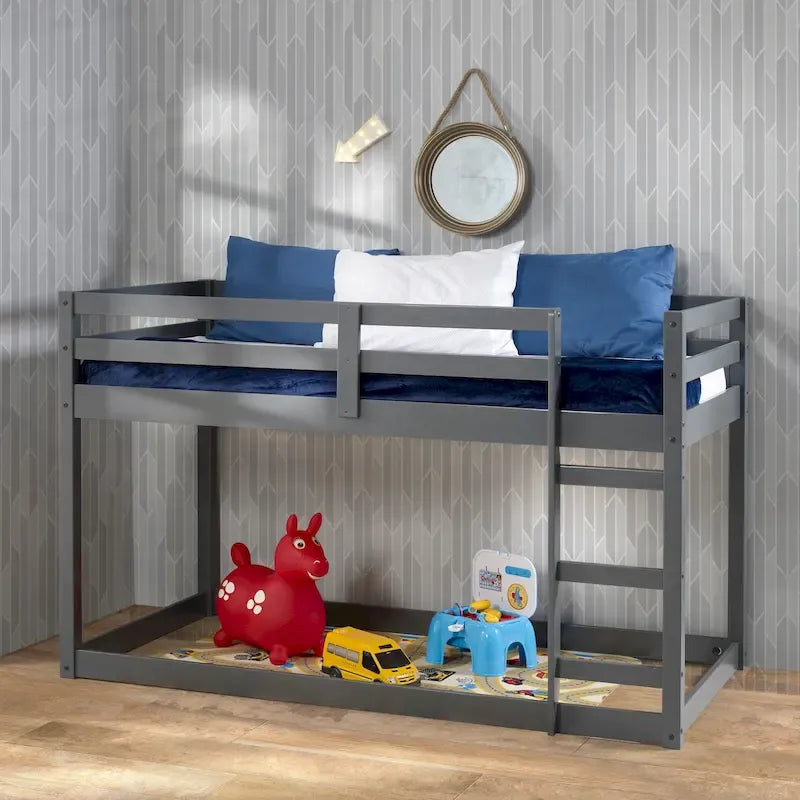 Versatile letto a soppalco singolo in legno con doghe integrate e sponda di protezione