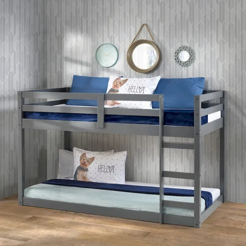 Versatile letto a soppalco singolo in legno con doghe integrate e sponda di protezione