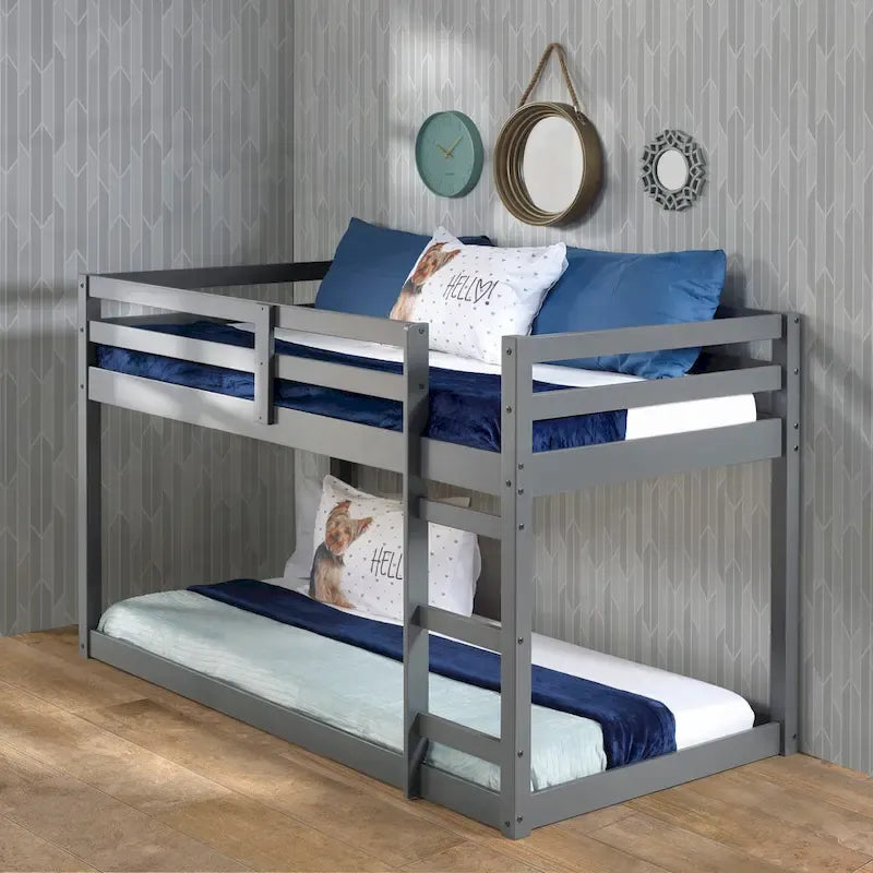 Versatile letto a soppalco singolo in legno con doghe integrate e sponda di protezione