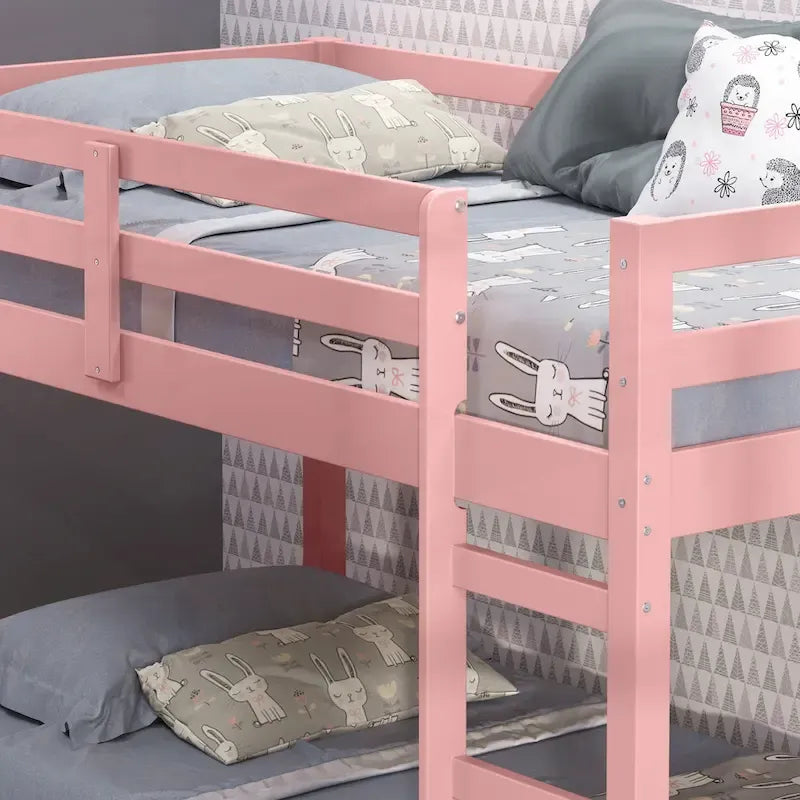 Versatile letto a soppalco singolo in legno con doghe integrate e sponda di protezione