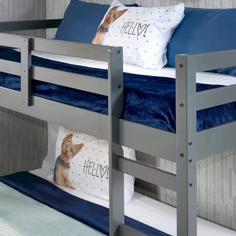 Versatile letto a soppalco singolo in legno con doghe integrate e sponda di protezione