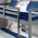 Versatile letto a soppalco singolo in legno con doghe integrate e sponda di protezione